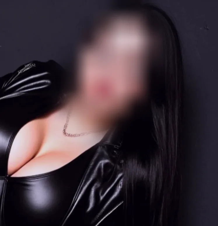 Amber, 37