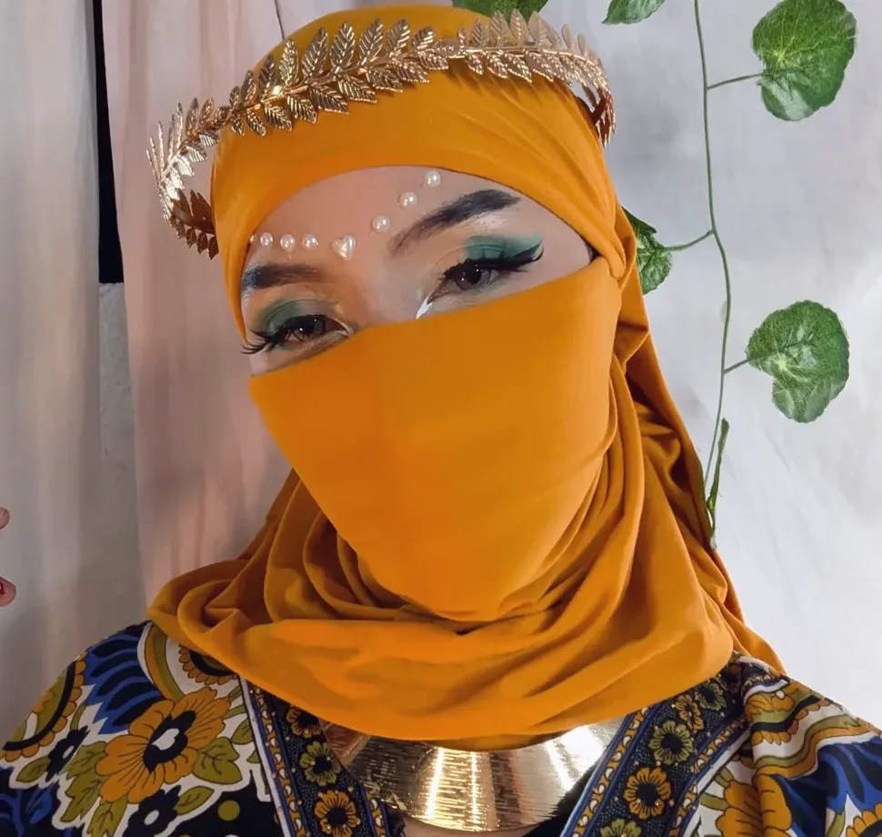 Nicola, 28